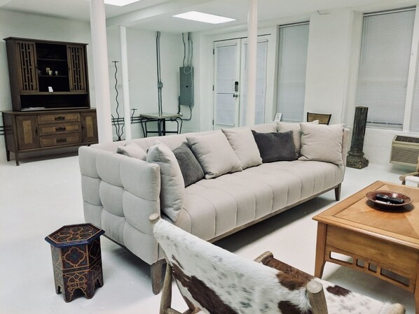 Flat-screen TV, streaming services - City Vibe Loft (Asheville)