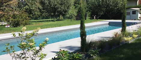 Una piscina al aire libre, una piscina climatizada