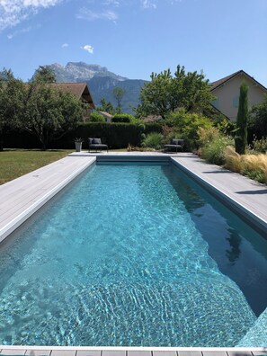 حمّام سباحة خارجي، حمّام سباحة مُدفَّأ