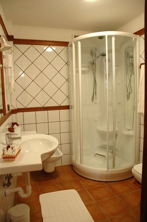 Superior Double Room | Bathroom | Shower, free toiletries, hair dryer, bidet