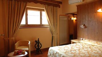 Suite | Minibar, pengeskab på værelset, skrivebord, lydisolering