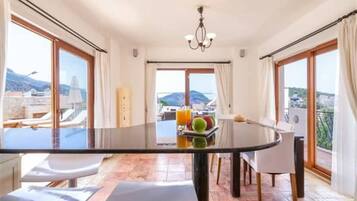 Oven, stovetop, dishwasher, cookware/dishes/utensils