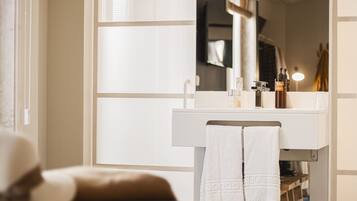 Deluxe Double Room | Bathroom | Shower, hair dryer, towels, soap