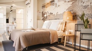 Una camera da letto moderna con un letto, un comodino e una lampada a parete.