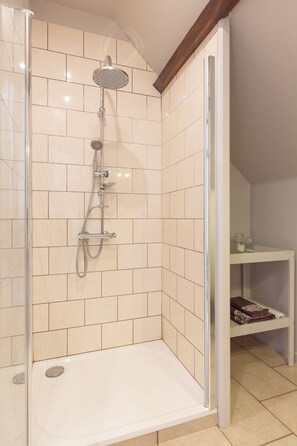 Double Room (Bonheur) | Bathroom | Shower, hair dryer, towels, soap - Couette & Confitures (Nojeon-en-Vexin)