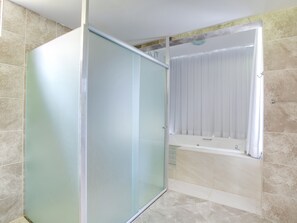 Habitación doble superior | Baño | Regadera, secadora de cabello, toallas, papel de baño 