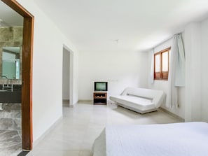 Quarto casal superior | Ferros/tábuas de passar roupa, Wi-Fi de cortesia, roupa de cama