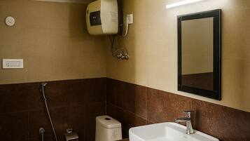 Deluxe Cottage | Bathroom | Shower, towels