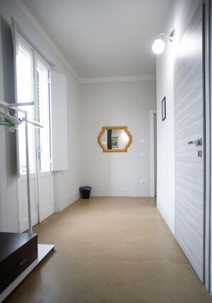 Dreibettzimmer, Balkon | Wohnbereich