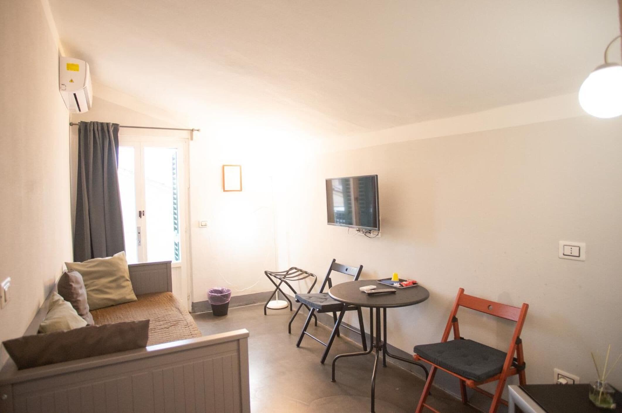 Zimmer, Terrasse | Wohnzimmer | Fernseher