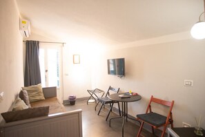 Zimmer, Terrasse | Wohnzimmer