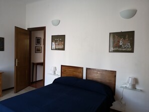 2 bedrooms, desk, iron/ironing board, WiFi