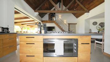 JÀÀkaappi, mikroaaltouuni, uuni, astianpesukone