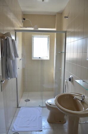 Shower, towels, toilet paper -  Calabreza Hotel e Restaurante (Tres Coracoes)