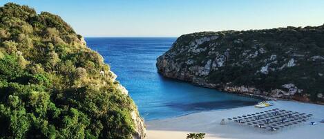 Spiaggia | Una spiaggia nelle vicinanze, teli da spiaggia