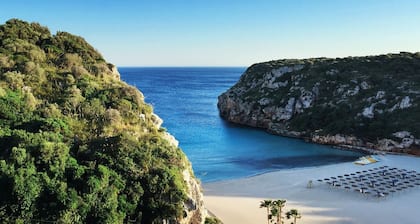Casa Luna - Situé à seulement 5 minutes à pied de The Amazing Cala En Porter Bay.