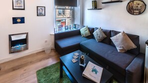 Departamento, 1 habitación | Área de sala de estar | Televisión de pantalla plana de 32 pulgadas con canales vía satélite 