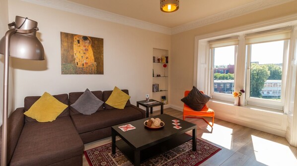 아파트, 침실 2개 | 거실 공간 | 평면 TV