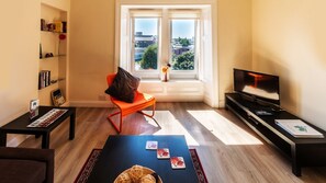 아파트, 침실 2개 | 거실 공간 | 평면 TV