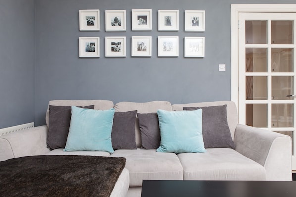 Apartamento superior, 2 quartos, para não fumantes, vista para o parque | Sala de estar | TV de tela plana 28 polegadas com canais digitais, TV