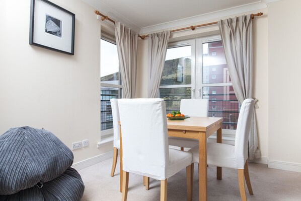 Superior Apartment, 2 Bedrooms, Non Smoking, Park View | In-room dining