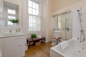 Apartamento conforto (2 Bedrooms) | Banheiro | Secador de cabelo, toalhas de banho, sabonete, shampoo