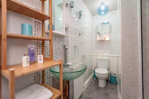 Apartment (2 Bedrooms) | Bathroom