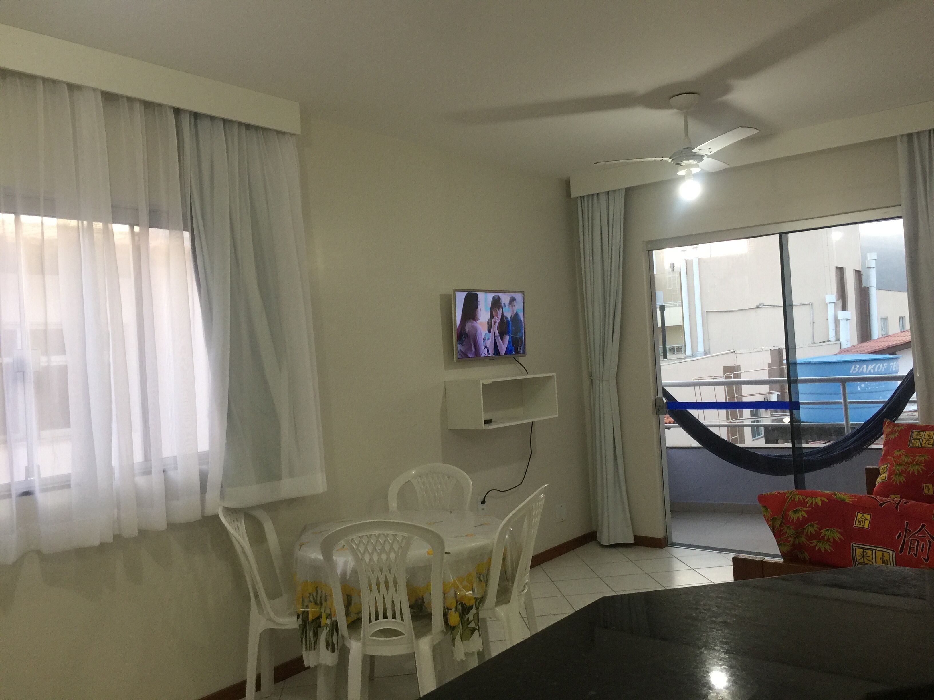Apartamento família | Opções para refeição no quarto