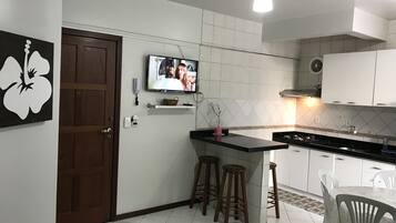 Apartamento Terreo | Cozinha privada | Geladeira, micro-ondas, fogão, cooktop