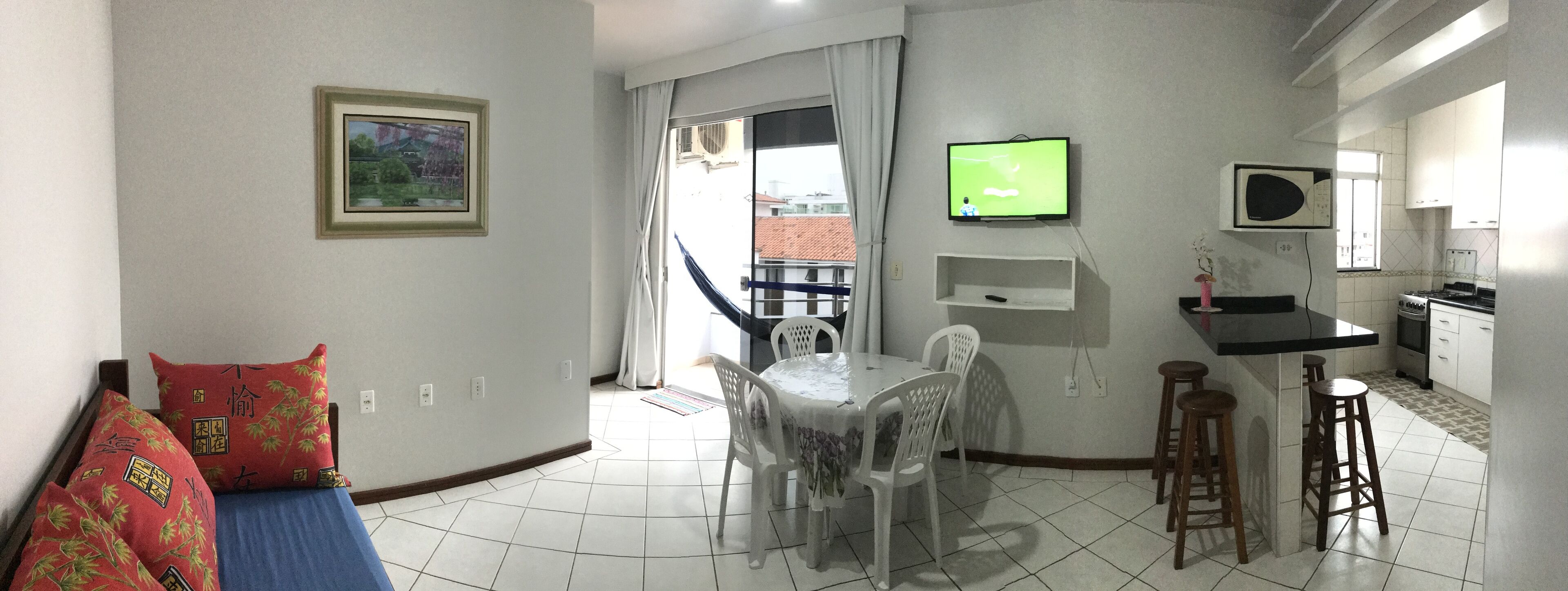 Căn hộ dành cho gia đình | Khu phòng khách | TV LED 43-inch có truyền hình kỹ thuật số 
