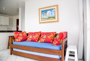 Familienapartment | Wohnzimmer | 43-Zoll-LED-Fernseher mit Digitalempfang