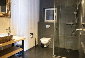 Douche, sèche-cheveux, serviettes fournies