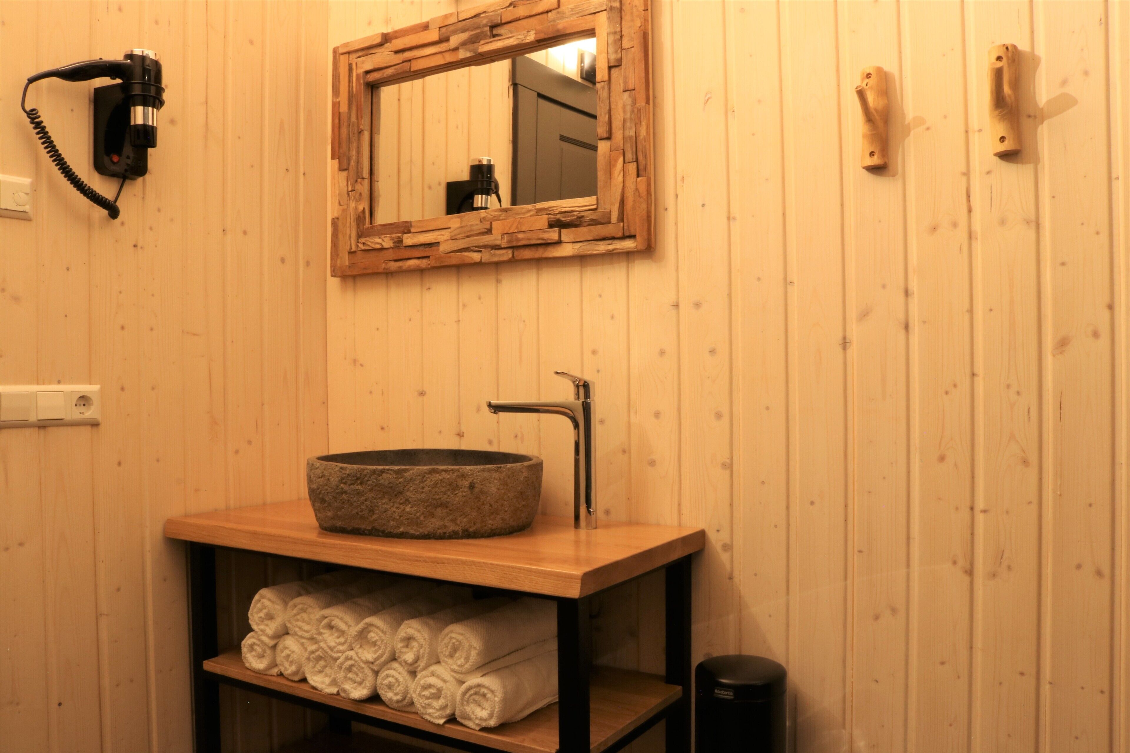 Een douche, een haardroger, handdoeken