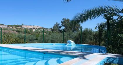 Mökki, jossa perheen uima-allas ja lastenallas