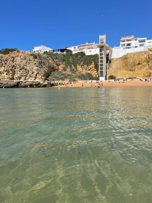 Plage à proximité, chaises longues