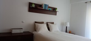 2 chambres, fer et planche à repasser, lit de bébé portatif