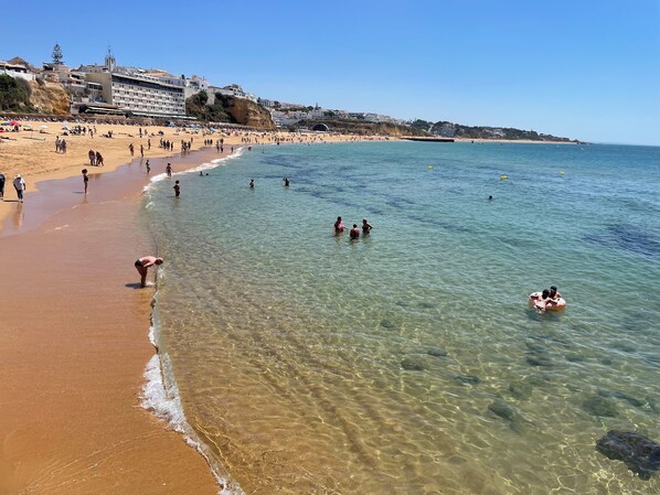 Plage à proximité, chaises longues