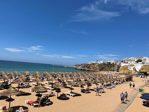 Plage à proximité, chaises longues