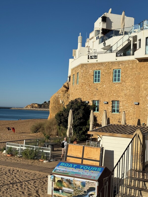 Plage à proximité, chaise longue