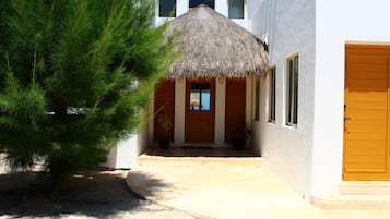Vista frontal de la propiedad