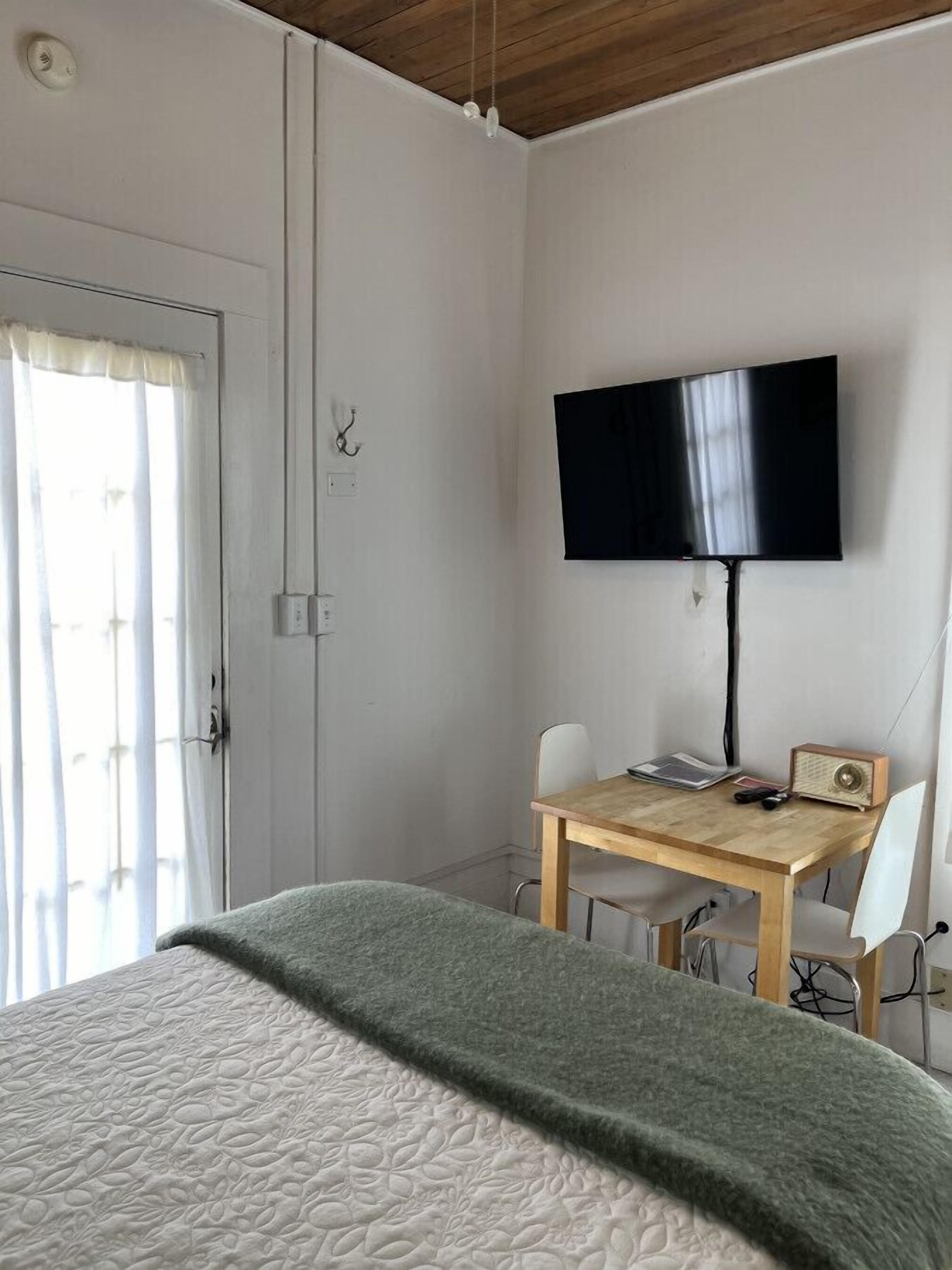 1 多间卧室、办公桌、熨斗/熨衣板、旅行婴儿床