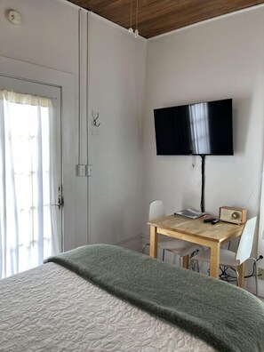 1 camera, una scrivania, ferro/asse da stiro, culla da viaggio