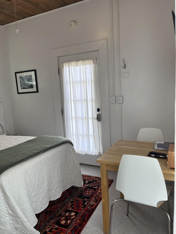 1 chambre, bureau, fer et planche à repasser, lit parapluie