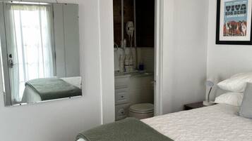 1 slaapkamer, een bureau, een strijkplank/strijkijzer, reisbedje