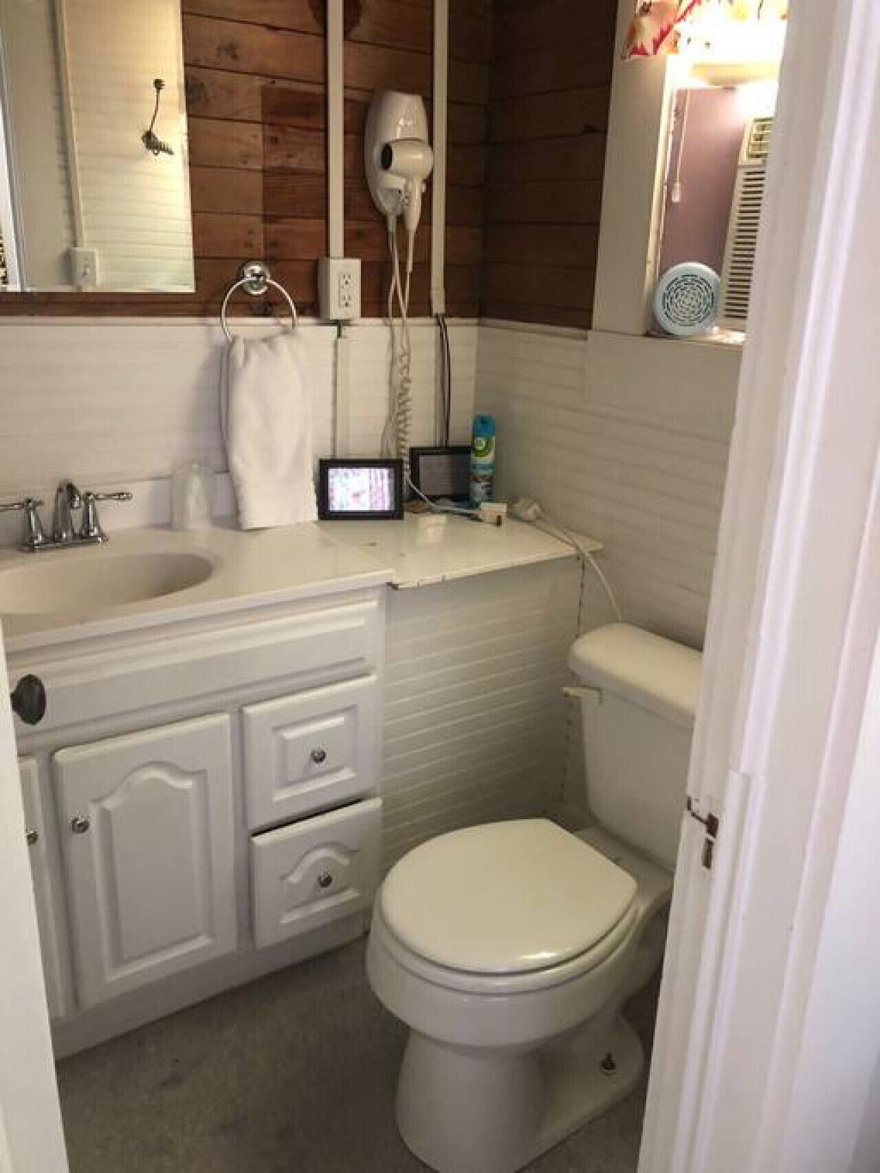 Articles de toilette gratuits, sèche-cheveux, serviettes fournies