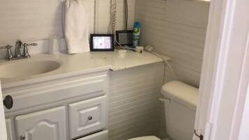 Articles de tocador gratuïts, assecador de cabells i tovalloles