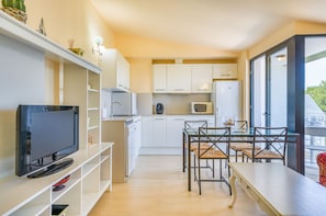 Réfrigérateur, micro-ondes, plaque de cuisson, lave-vaisselle
