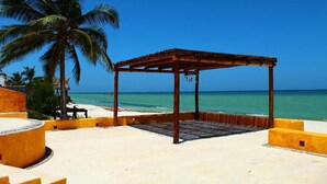 Un pabellón frente a la playa con vista despejada al océano.