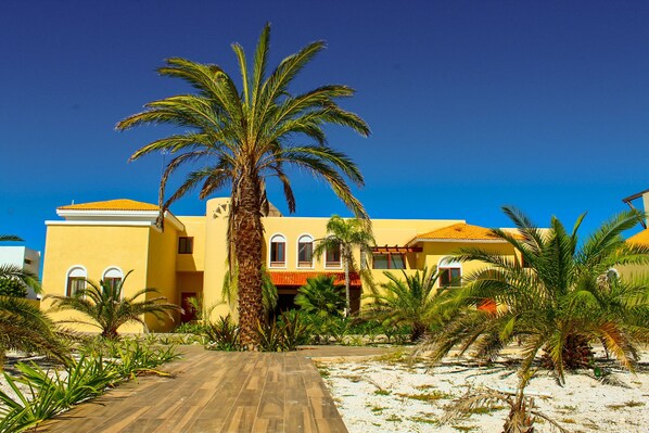 Exterior detail - Maax Cay Luxury Ocean Front Villa (Chicxulub Pueblo)