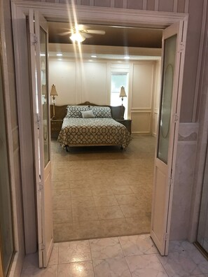 5 bedrooms, desk, iron/ironing board, WiFi
